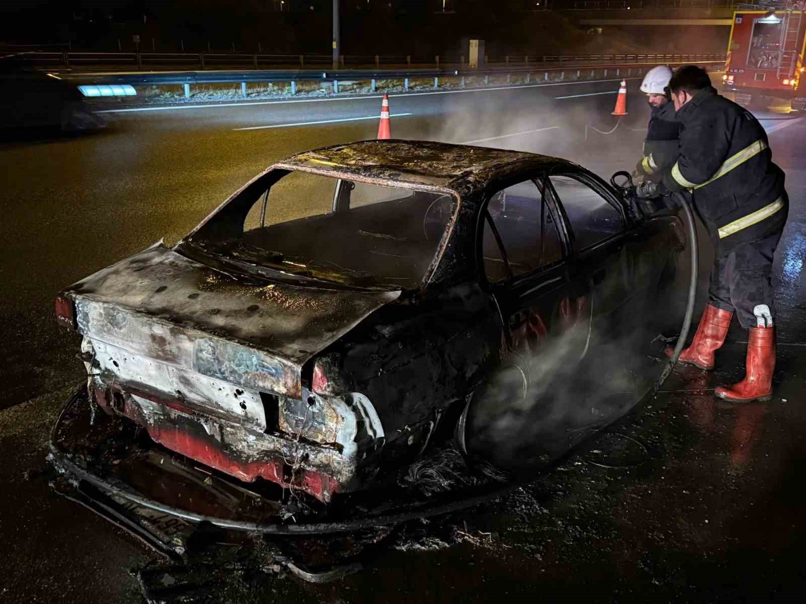 temde-seyir-halindeki-otomobil-alev-alev-yandi