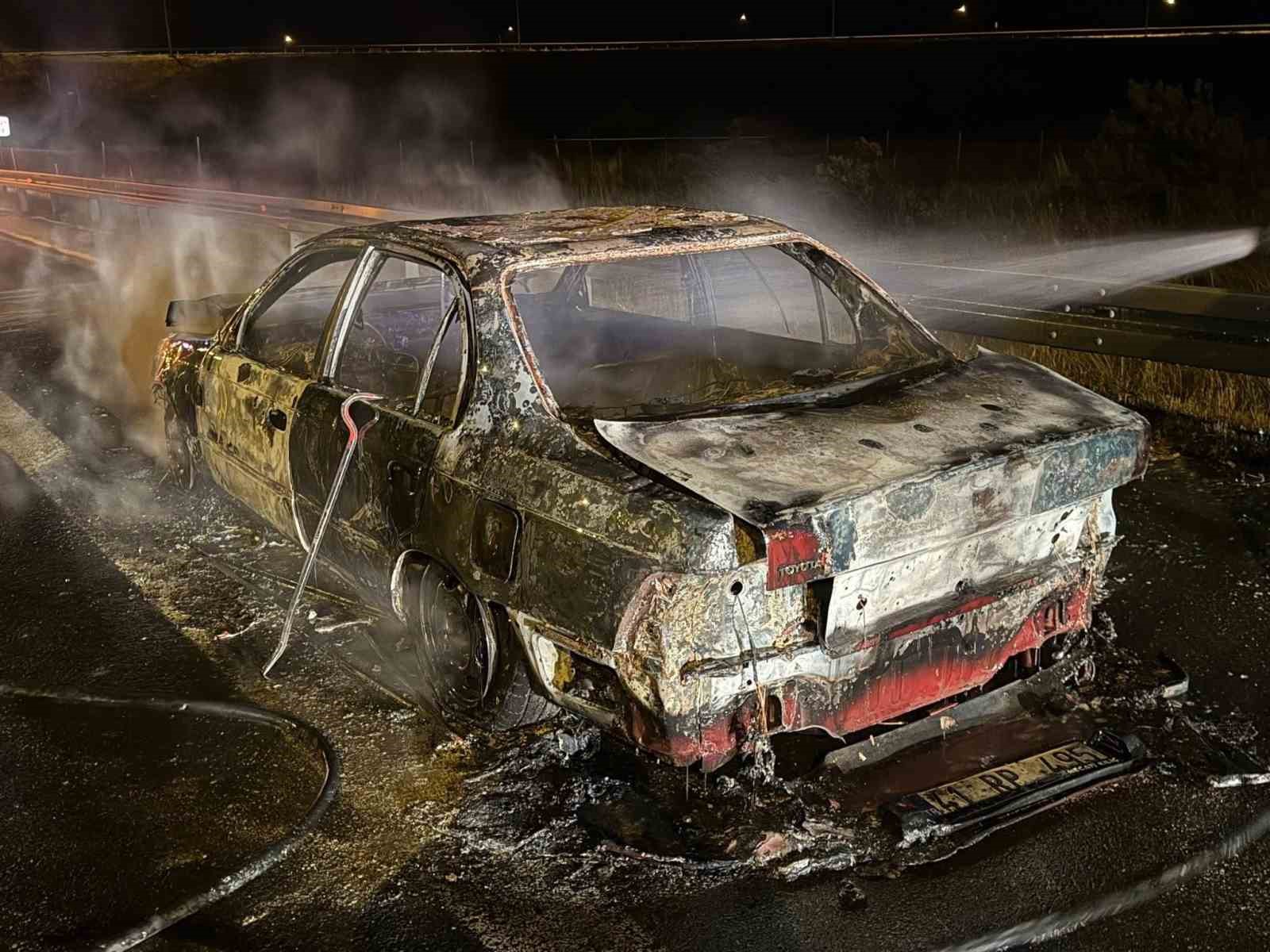 temde-seyir-halindeki-otomobil-alev-alev-yandi