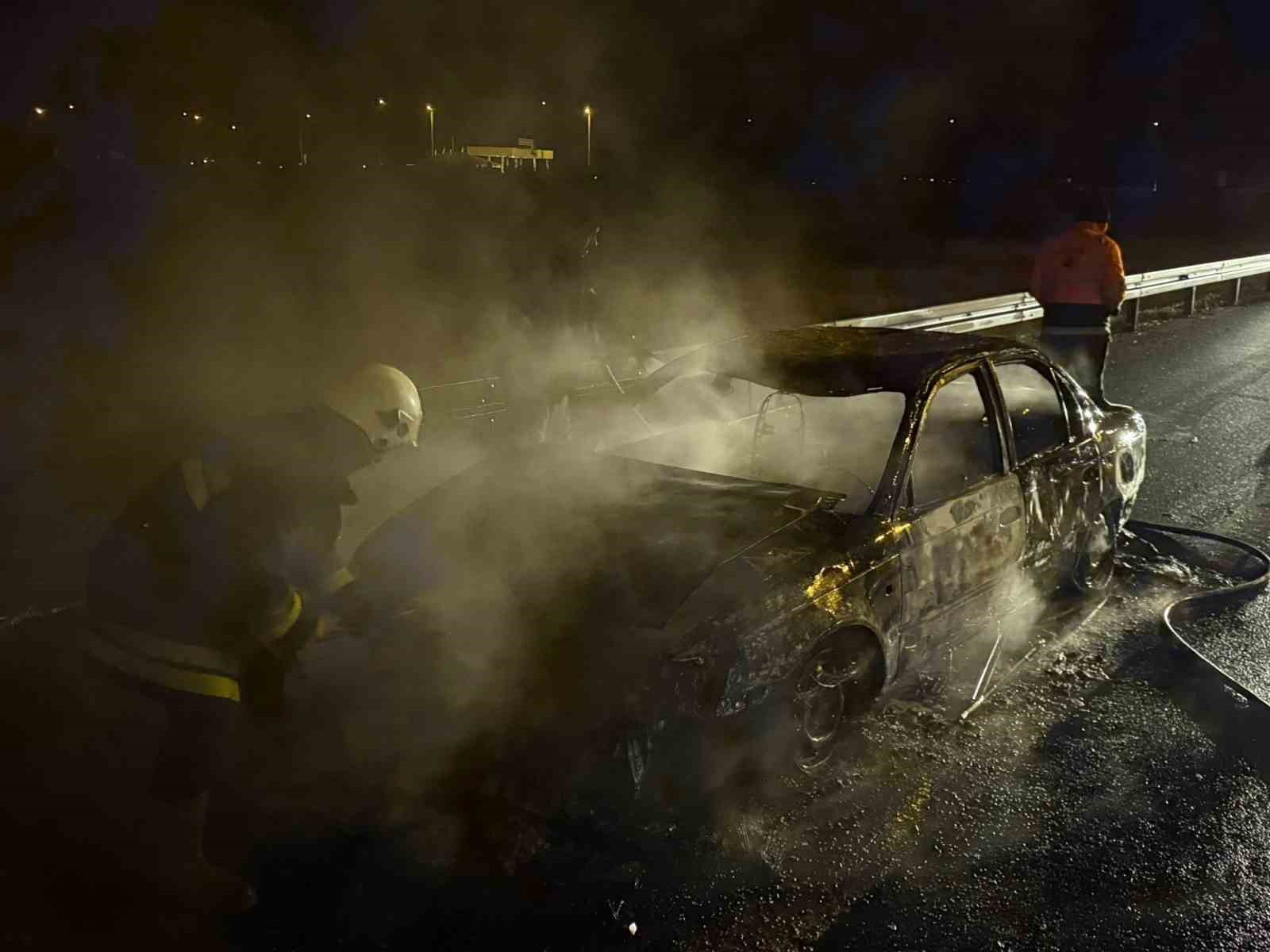 temde-seyir-halindeki-otomobil-alev-alev-yandi