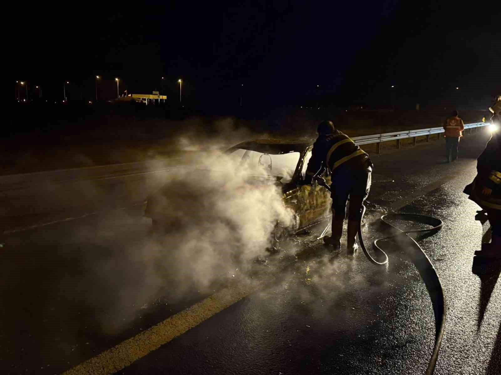 temde-seyir-halindeki-otomobil-alev-alev-yandi