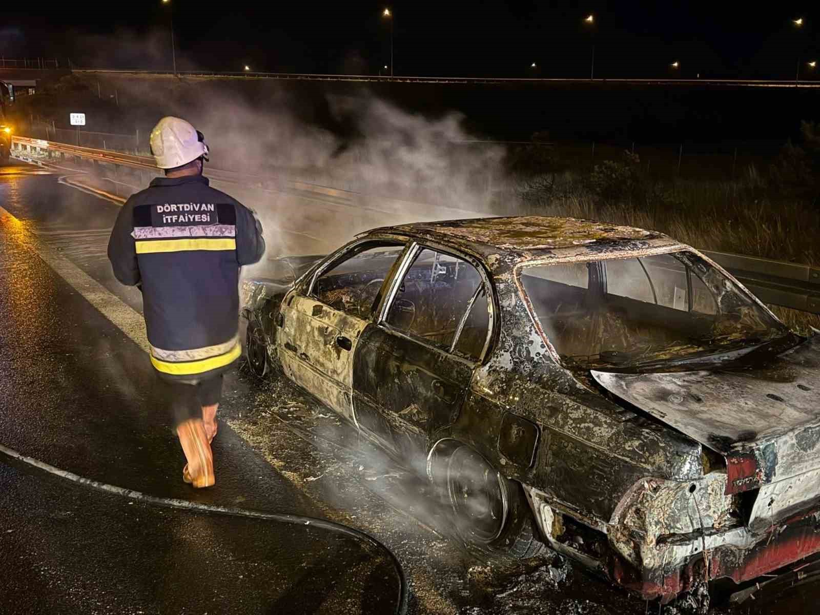 temde-seyir-halindeki-otomobil-alev-alev-yandi