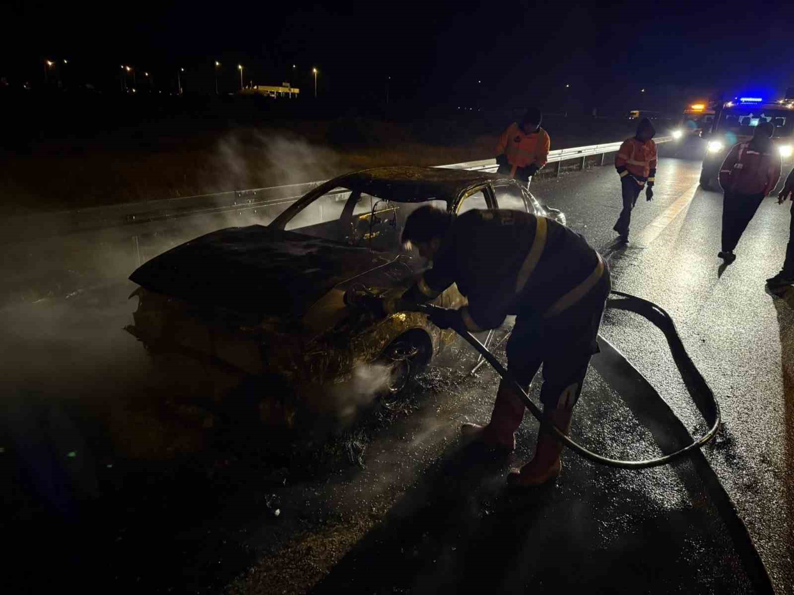 temde-seyir-halindeki-otomobil-alev-alev-yandi