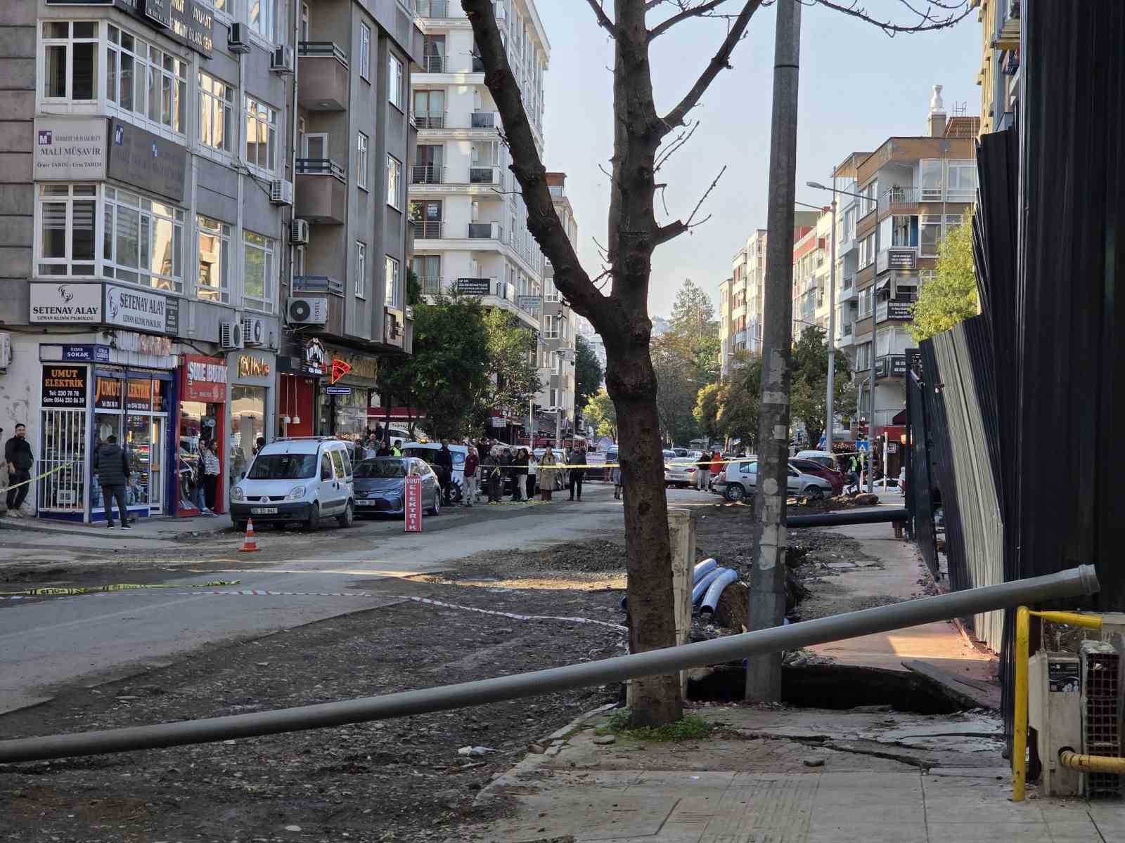 temel-kazisinda-kaldirim-coktu-yol-yaya-ve-arac-trafigine-kapatildi