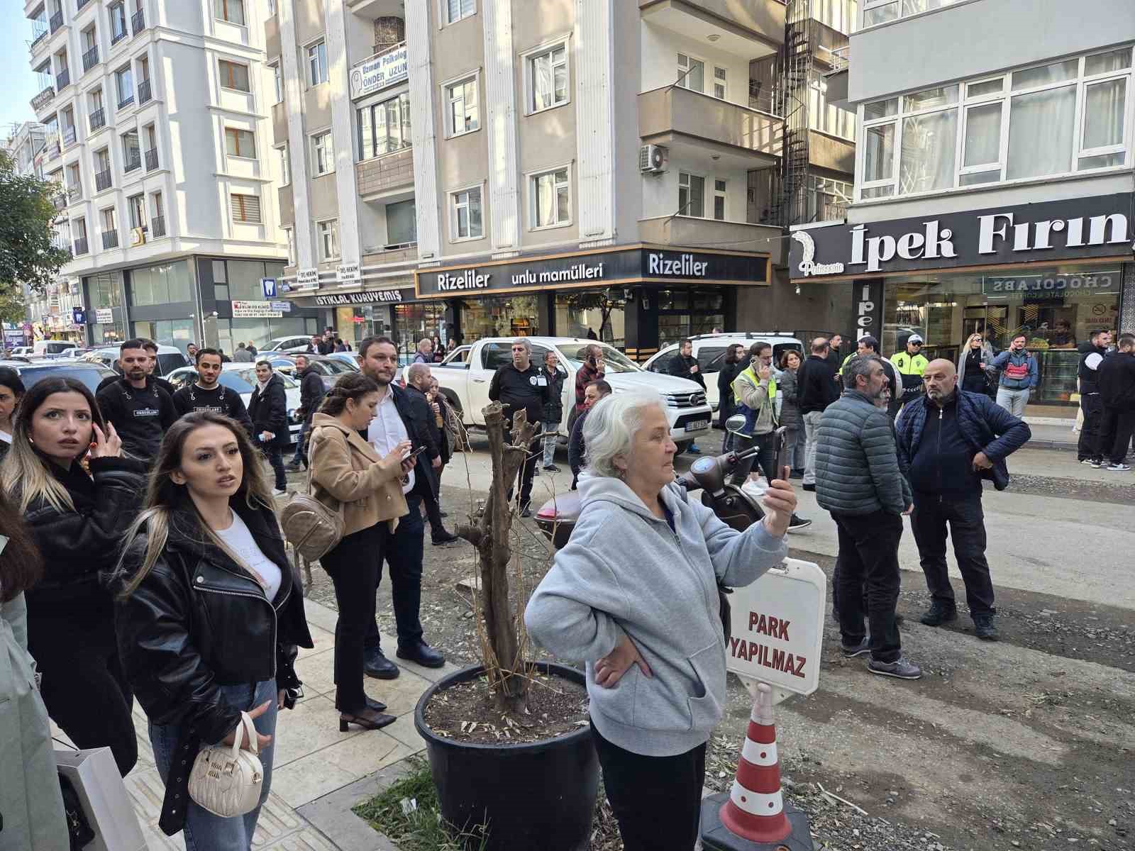 temel-kazisinda-kaldirim-coktu-yol-yaya-ve-arac-trafigine-kapatildi