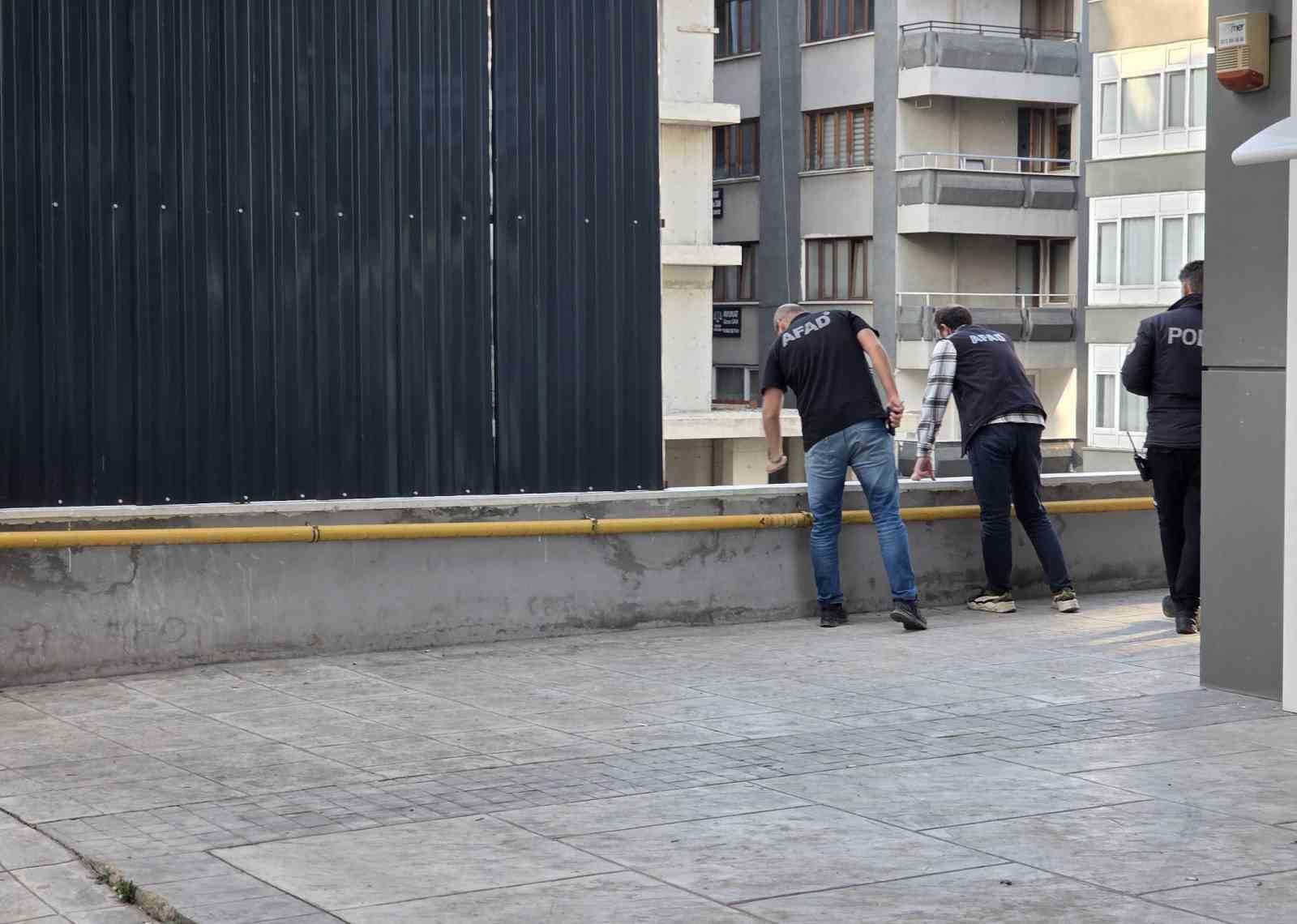 temel-kazisinda-kaldirim-coktu-yol-yaya-ve-arac-trafigine-kapatildi