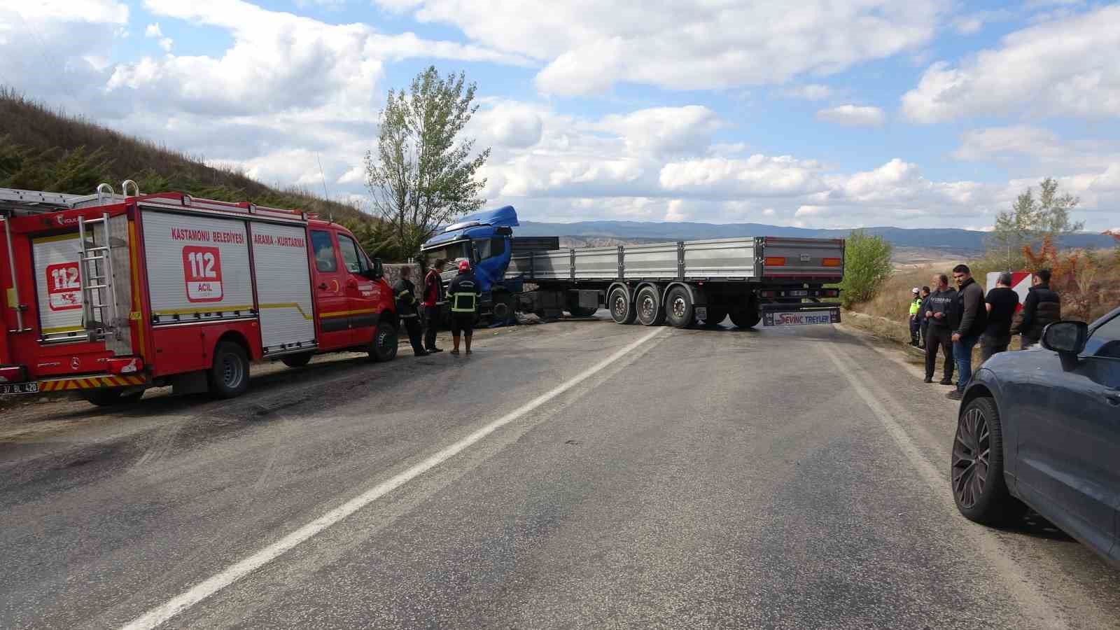 tir-istinat-duvarina-carpti-kabinde-sikisan-surucuyu-itfaiye-kurtardi