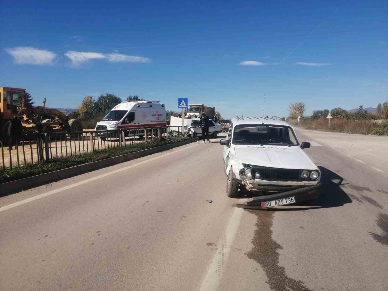 tokatta-kaza-yapan-otomobil-bariyere-girdi