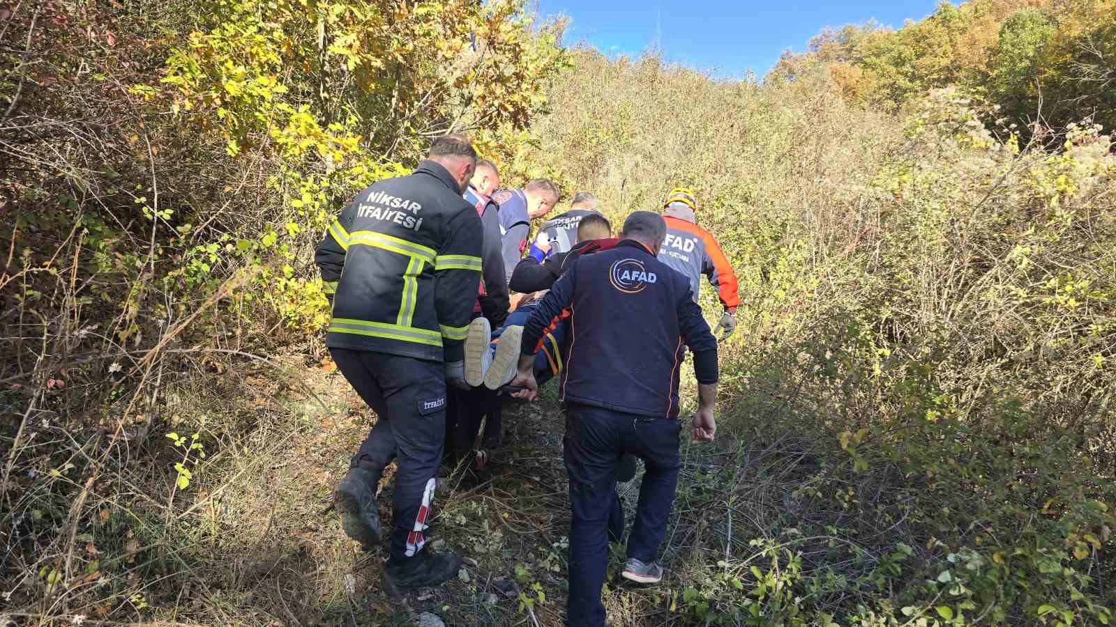 tokatta-ucuruma-yuvarlanan-aractan-2-kisi-sag-kurtuldu