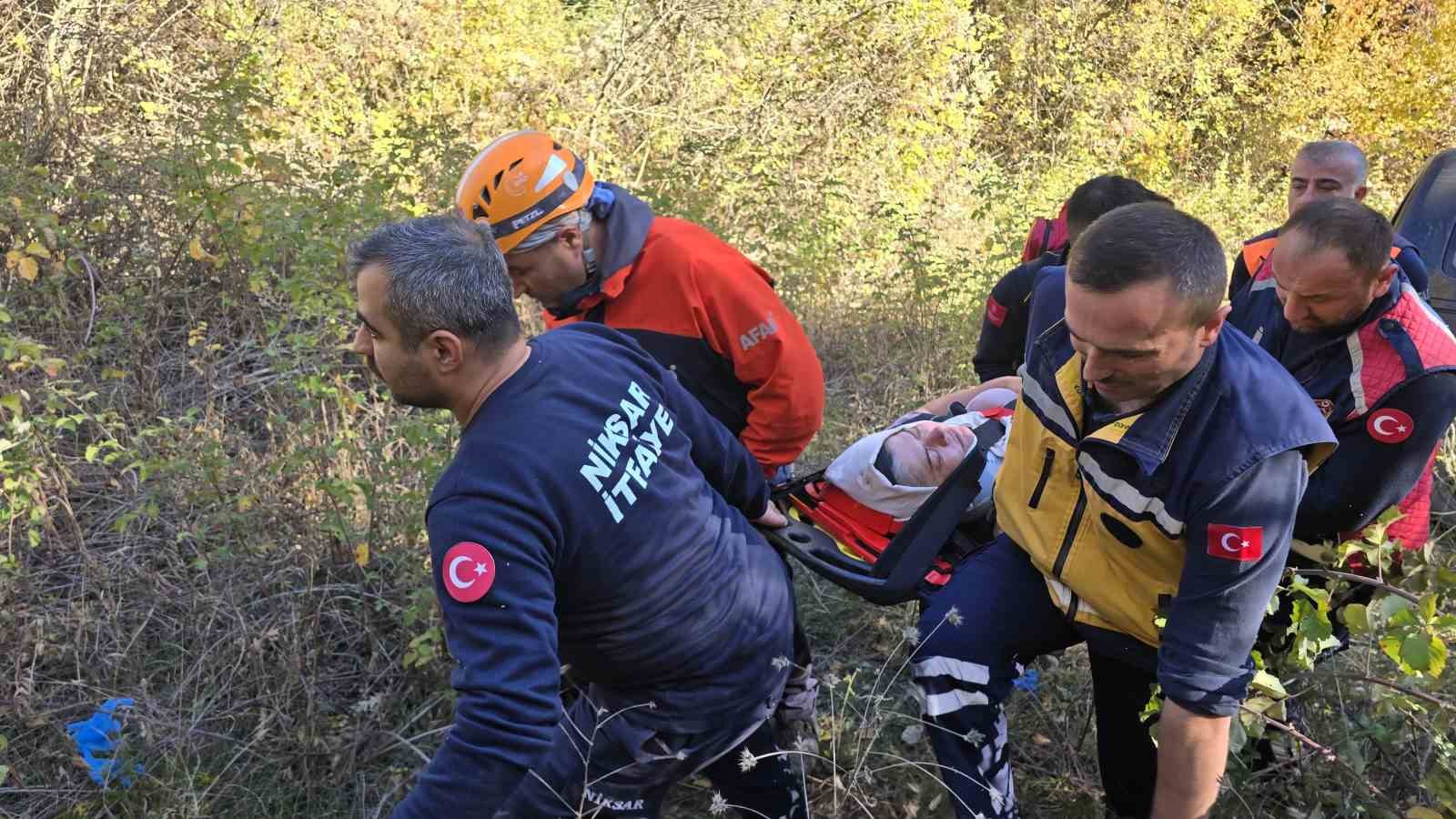 tokatta-ucuruma-yuvarlanan-aractan-2-kisi-sag-kurtuldu