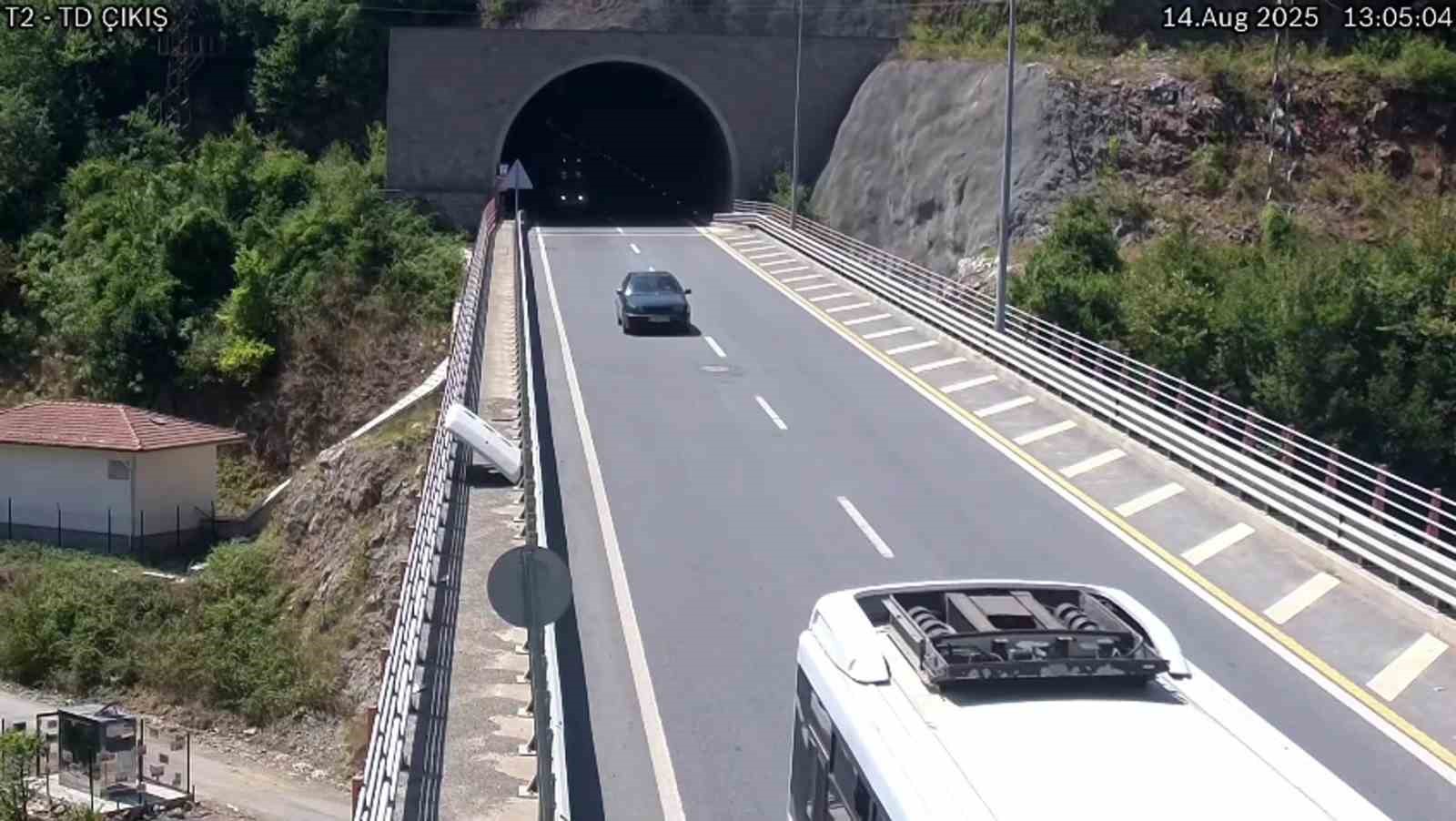 tunel-cikisinda-geri-manevra-yapan-halk-otobusu-kazaya-yol-acti