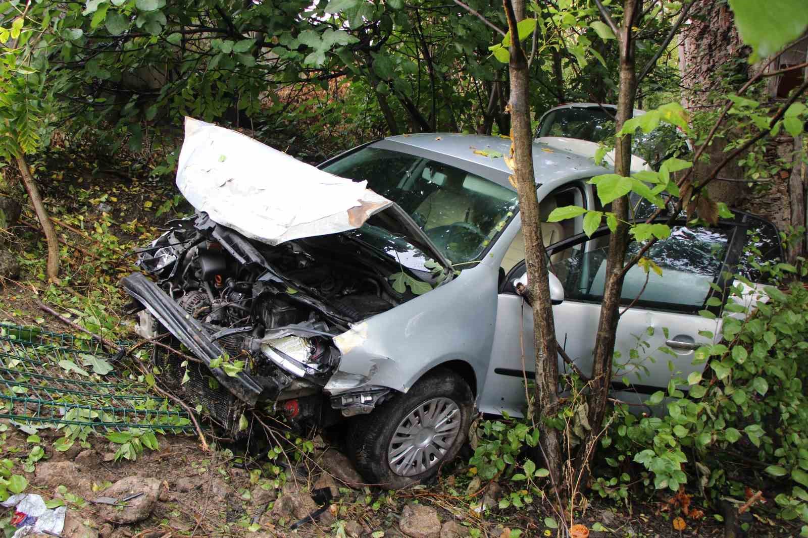 universite-ogrencilerinin-bulundugu-otomobil-bahceye-uctu-4-yarali