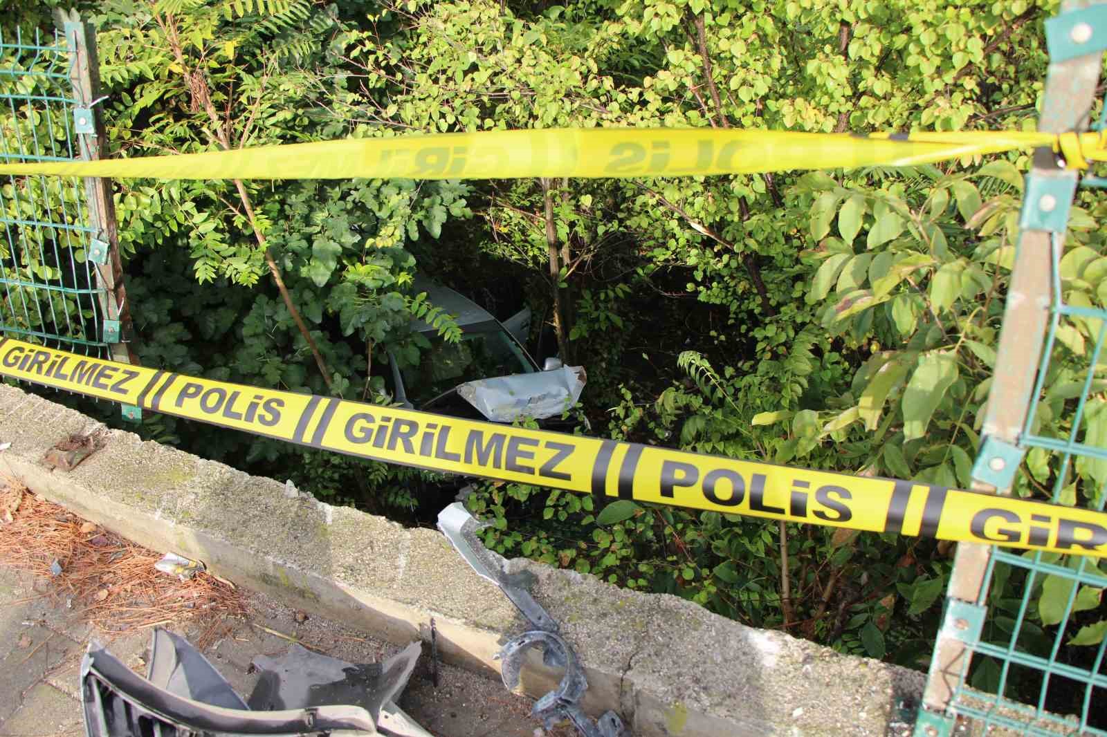 universite-ogrencilerinin-bulundugu-otomobil-bahceye-uctu-4-yarali