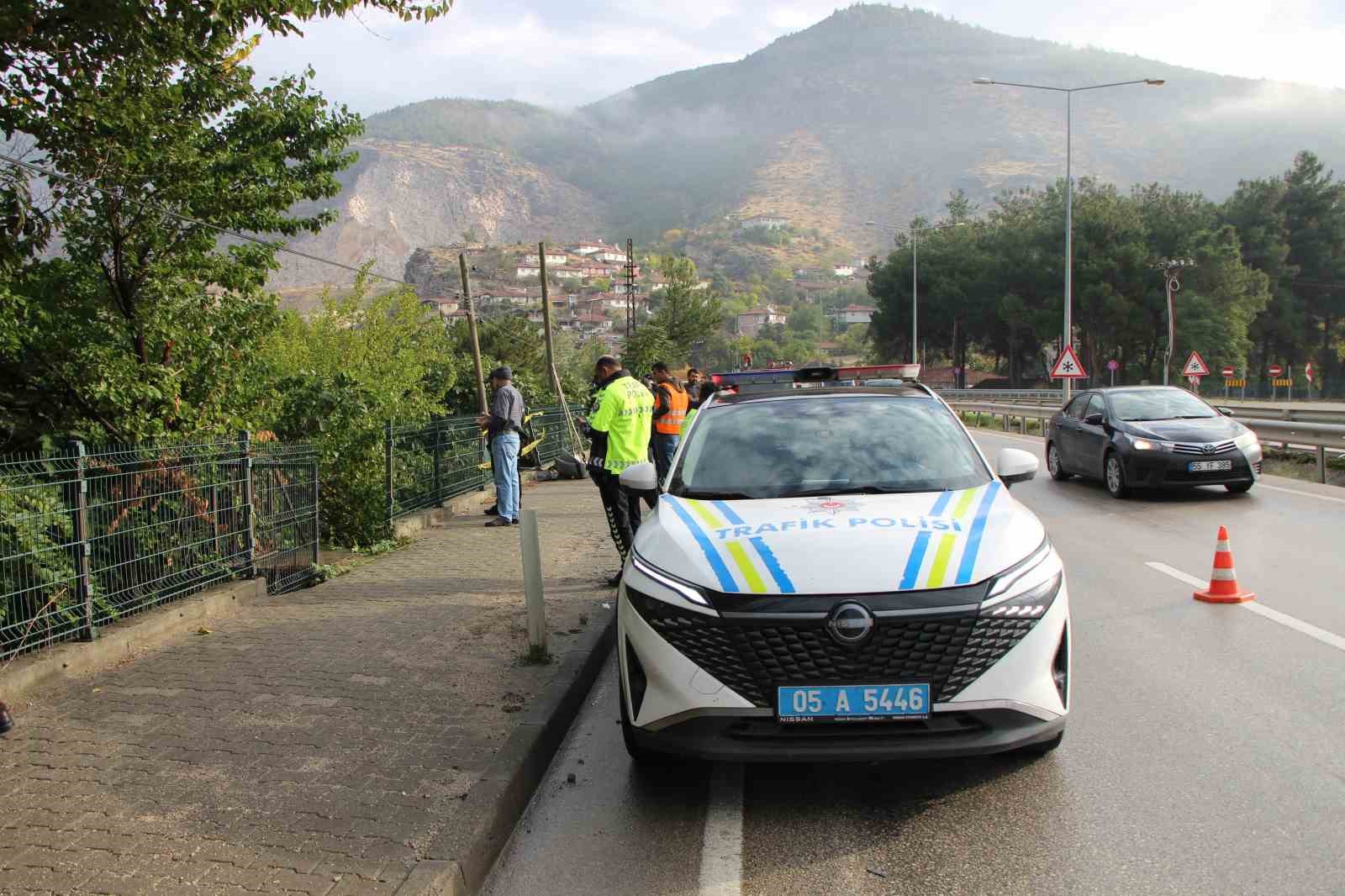 universite-ogrencilerinin-bulundugu-otomobil-bahceye-uctu-4-yarali