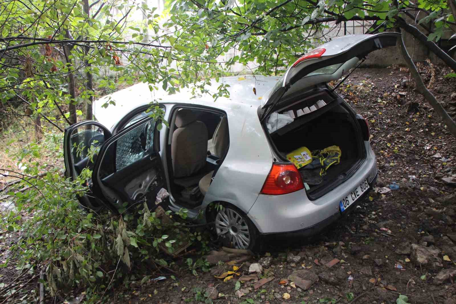 universite-ogrencilerinin-bulundugu-otomobil-bahceye-uctu-4-yarali