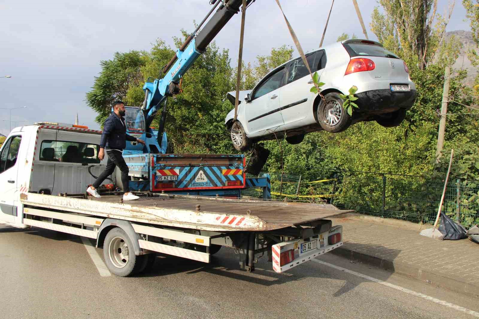 universite-ogrencilerinin-bulundugu-otomobil-bahceye-uctu-4-yarali