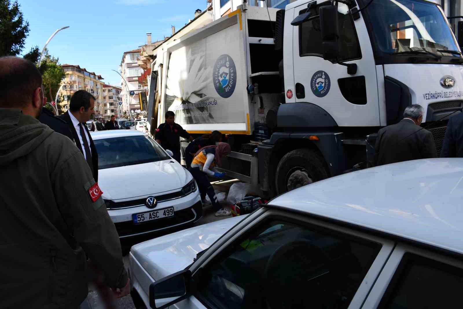 vezirkopru-belediyesi-cop-kamyonunun-carptigi-yasli-adam-oldu