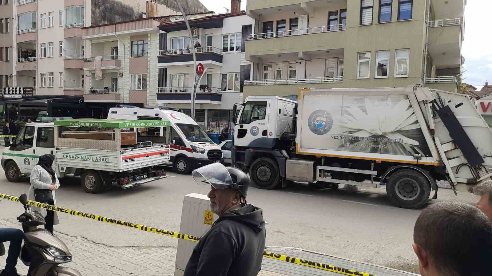 vezirkopru-belediyesi-cop-kamyonunun-carptigi-yasli-adam-oldu