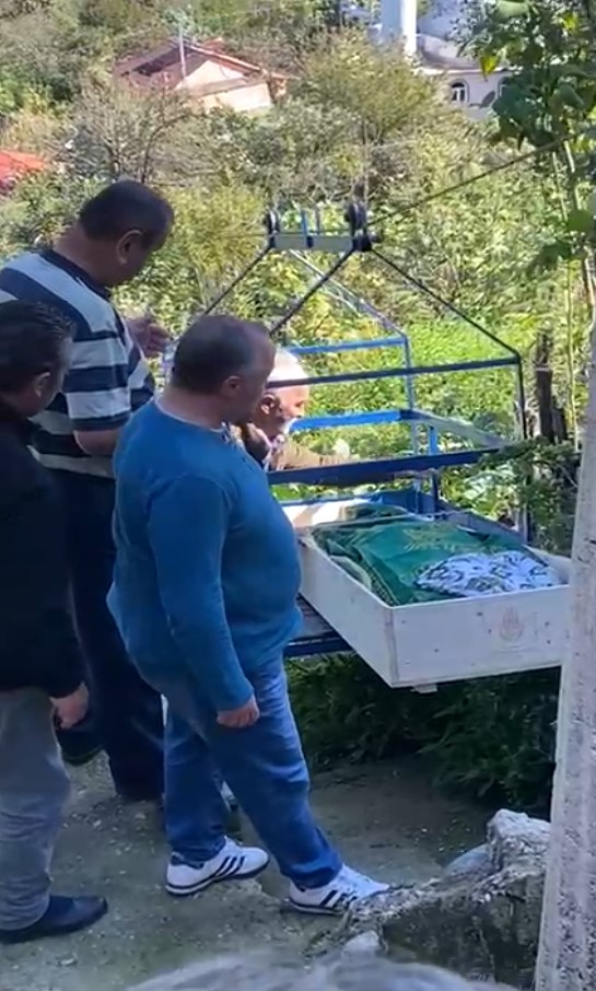 yol-bulunmayan-mahallede-cenaze-teleferikle-mezarliga-tasindi