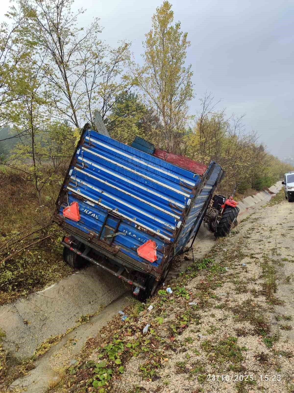 yoldan-cikan-traktorden-dusen-surucu-hayatini-kaybetti