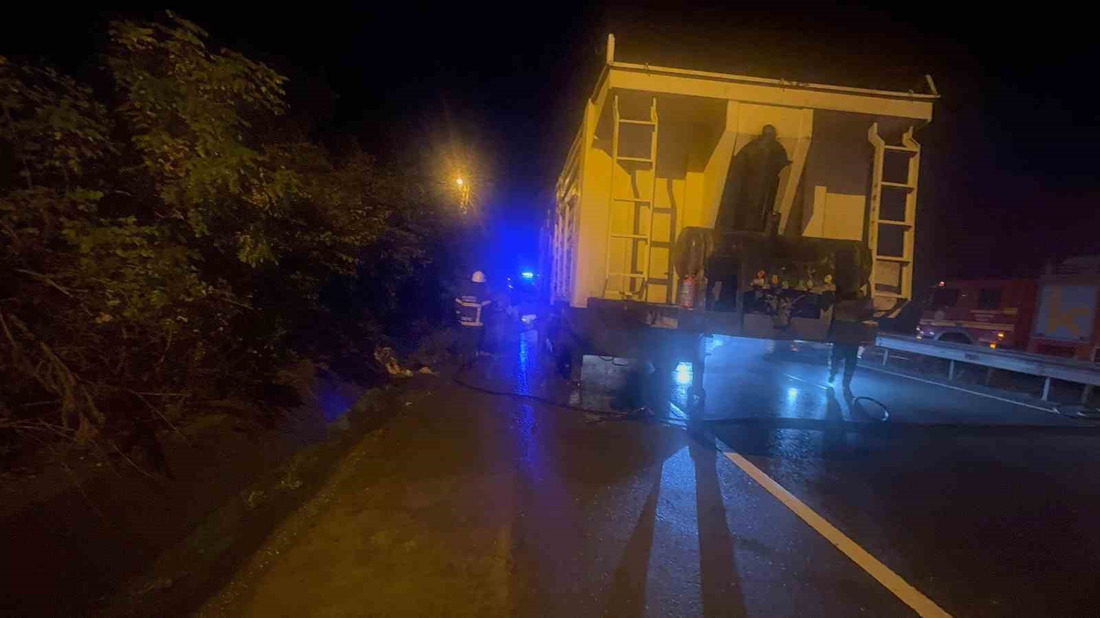 zonguldakta-tirin-lastikleri-alev-aldi-zincirleme-kaza-yasandi