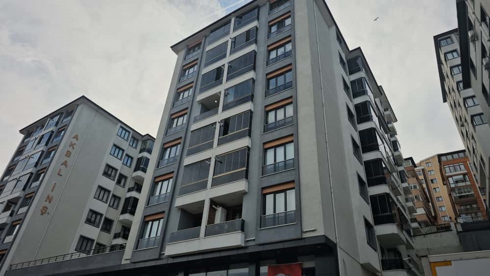 85-yasindaki-kadin-dorduncu-kattan-belediye-baskaninin-makam-aracinin-uzerine-dustu