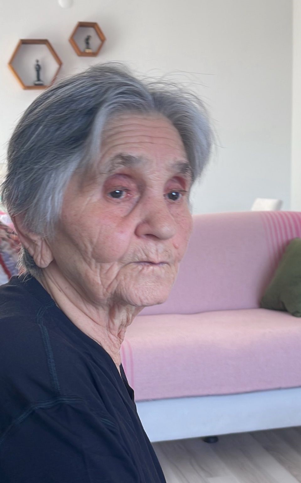 85-yasindaki-kadin-dorduncu-kattan-belediye-baskaninin-makam-aracinin-uzerine-dustu