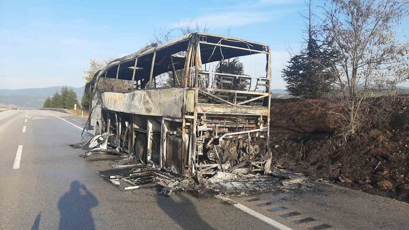 alev-topuna-donen-yolcu-otobusu-tamamen-yandi