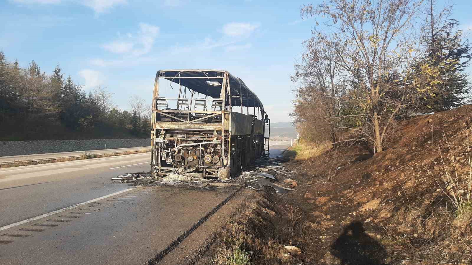 alev-topuna-donen-yolcu-otobusu-tamamen-yandi