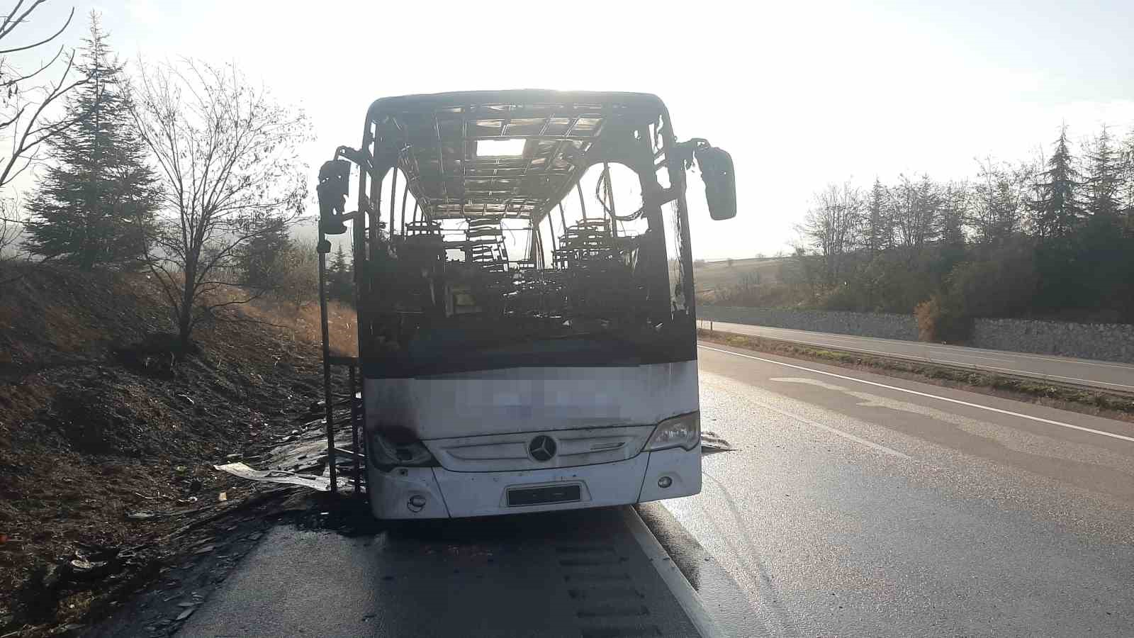 alev-topuna-donen-yolcu-otobusu-tamamen-yandi