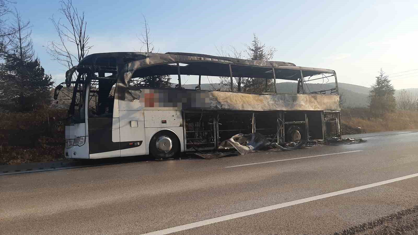 alev-topuna-donen-yolcu-otobusu-tamamen-yandi