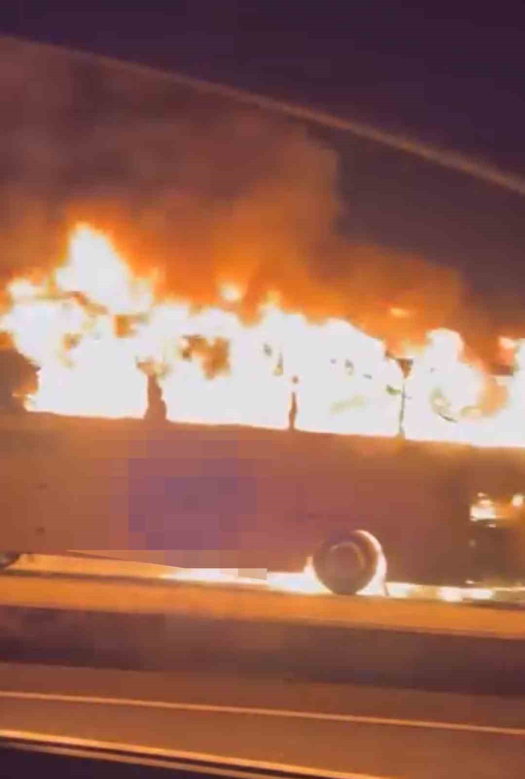 alev-topuna-donen-yolcu-otobusu-tamamen-yandi