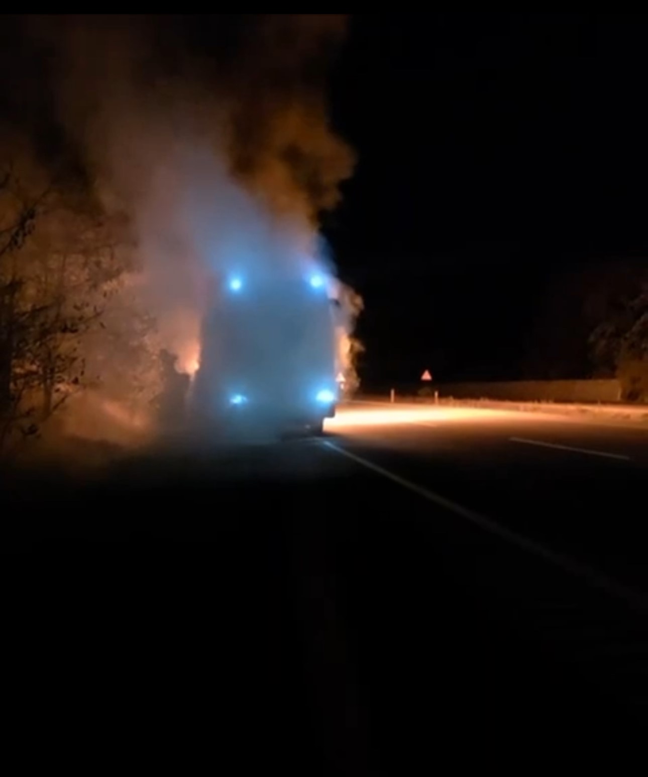 alev-topuna-donen-yolcu-otobusu-tamamen-yandi