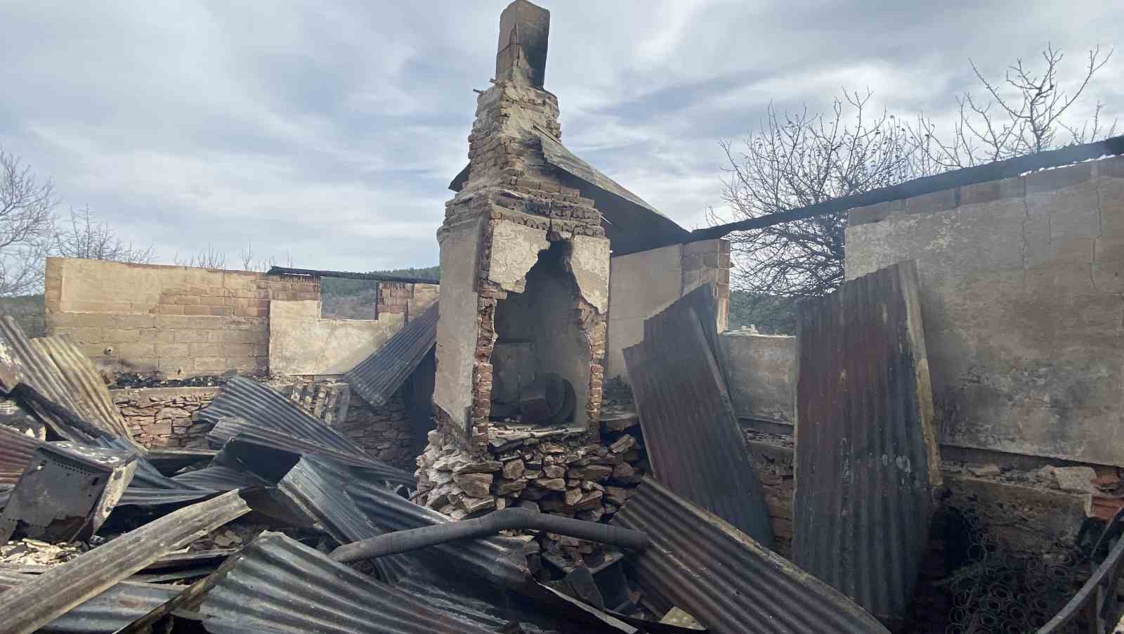 alevlere-teslim-olan-evde-yanarak-hayatini-kaybetti