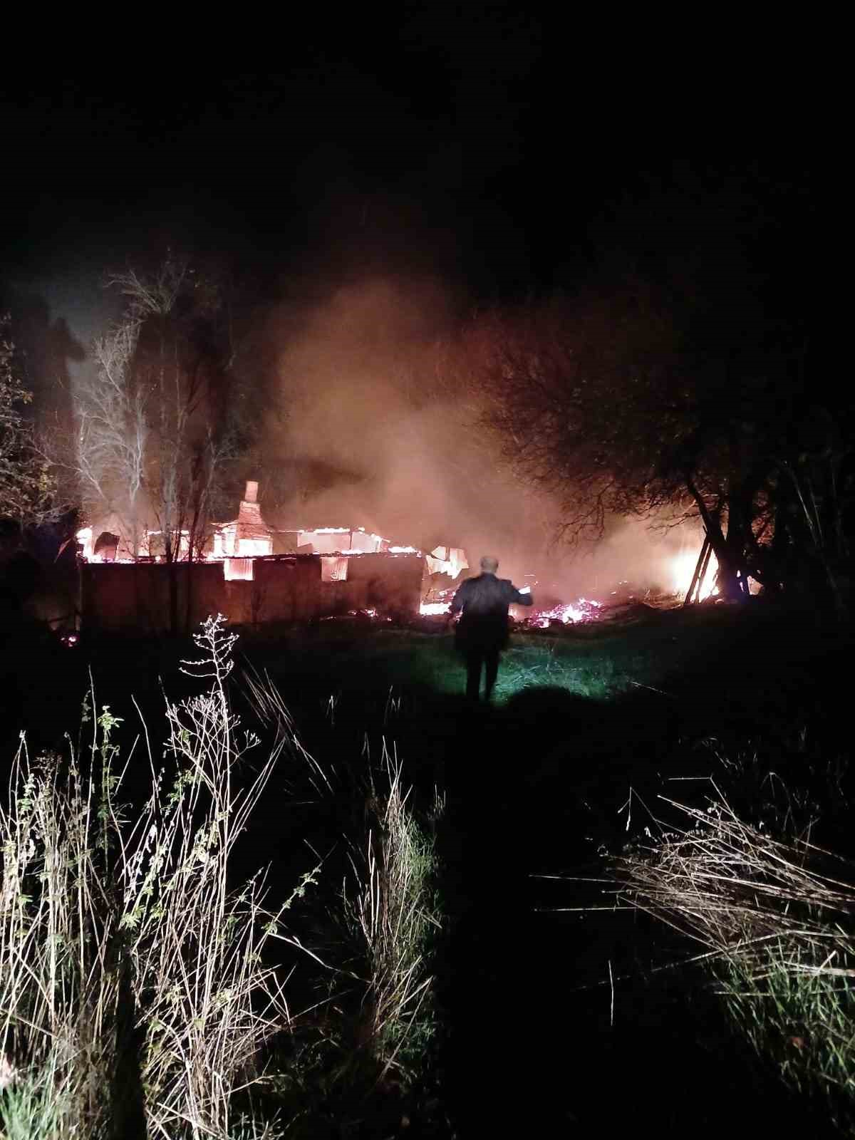 alevlere-teslim-olan-evde-yanarak-hayatini-kaybetti