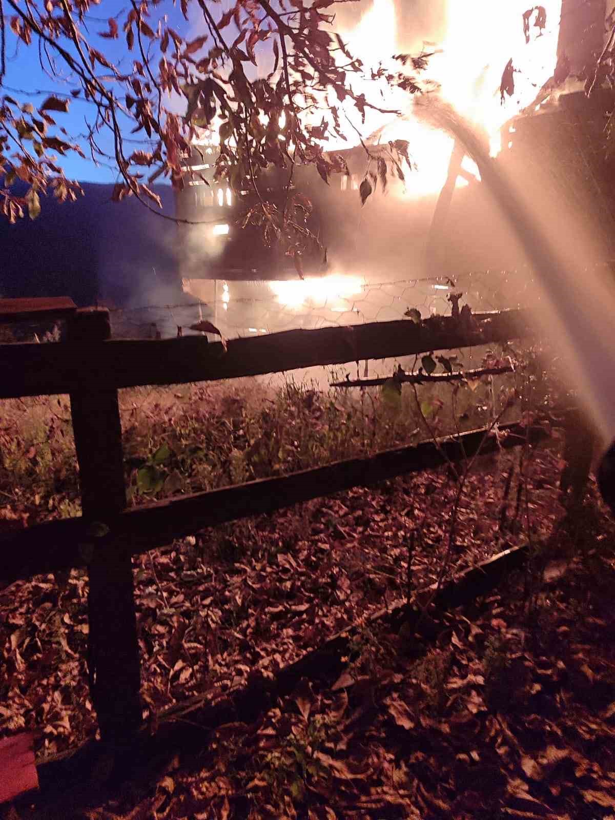 alevlerin-sardigi-ahsap-ev-tamamen-yandi-2-yarali