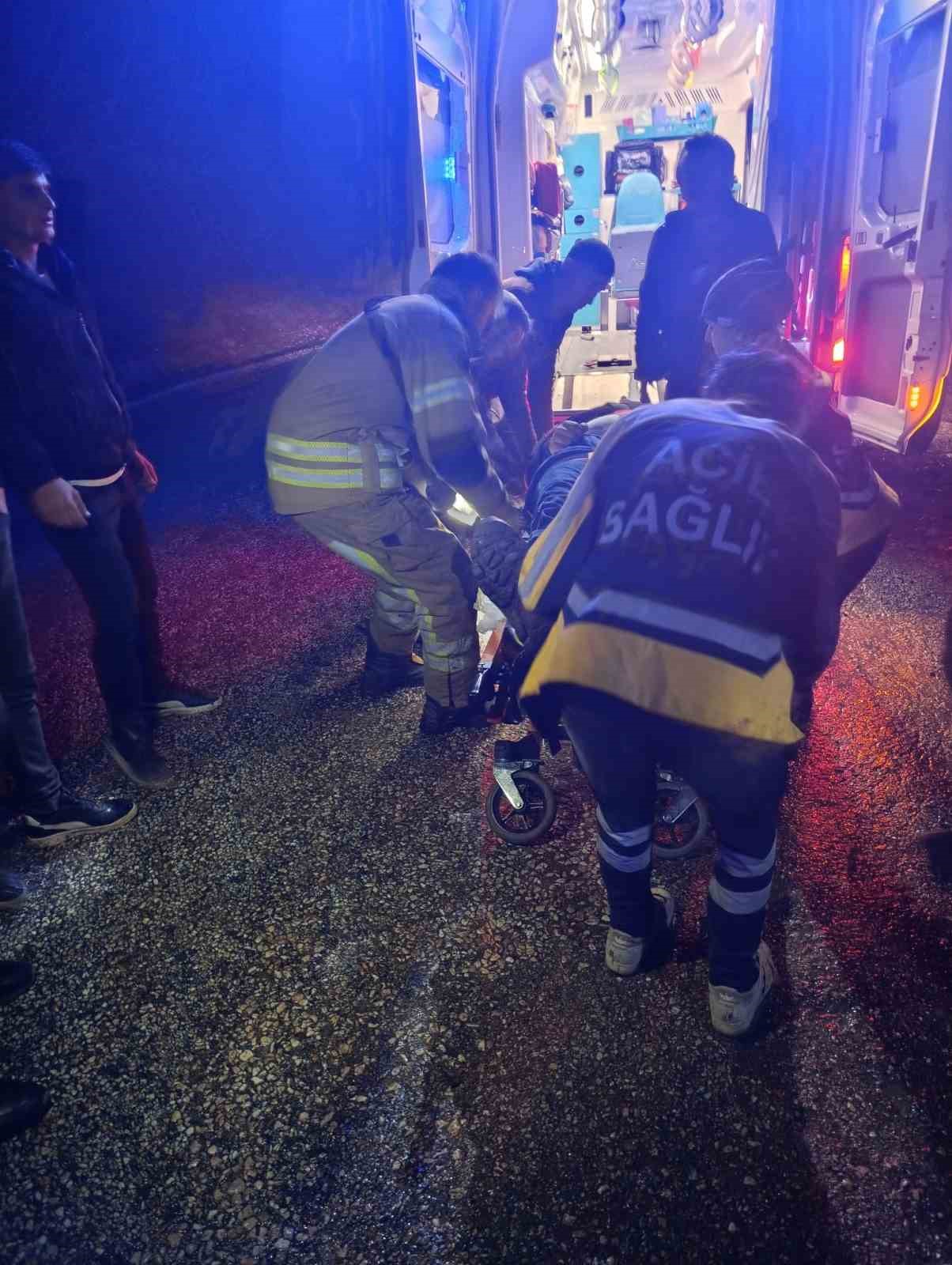 alkollu-surucunun-kullandigi-arac-sarampole-yuvarlandi-1-yarali