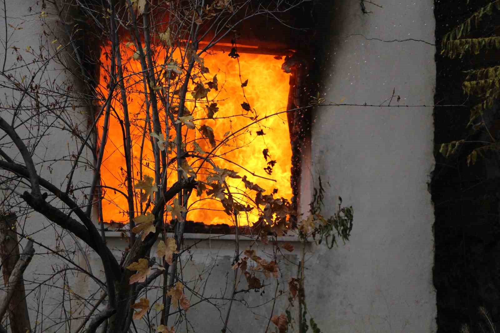 amasyada-iki-katli-evde-yangin-yasli-kadin-yangini-aglayarak-izledi