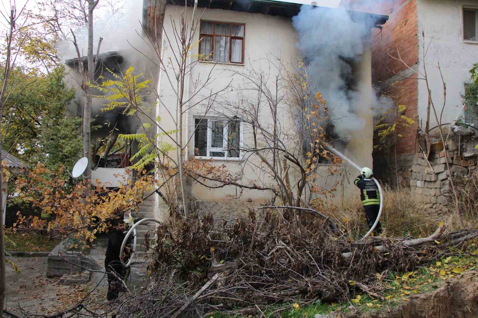 amasyada-iki-katli-evde-yangin-yasli-kadin-yangini-aglayarak-izledi