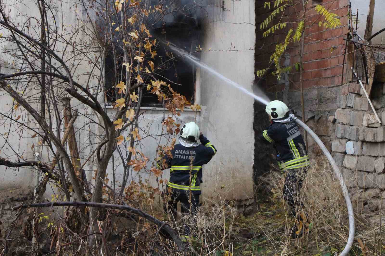 amasyada-iki-katli-evde-yangin-yasli-kadin-yangini-aglayarak-izledi