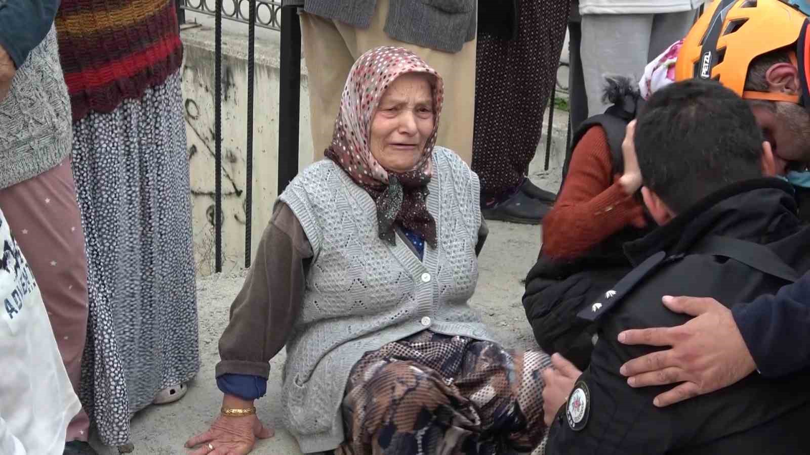 amasyada-iki-katli-evde-yangin-yasli-kadin-yangini-aglayarak-izledi