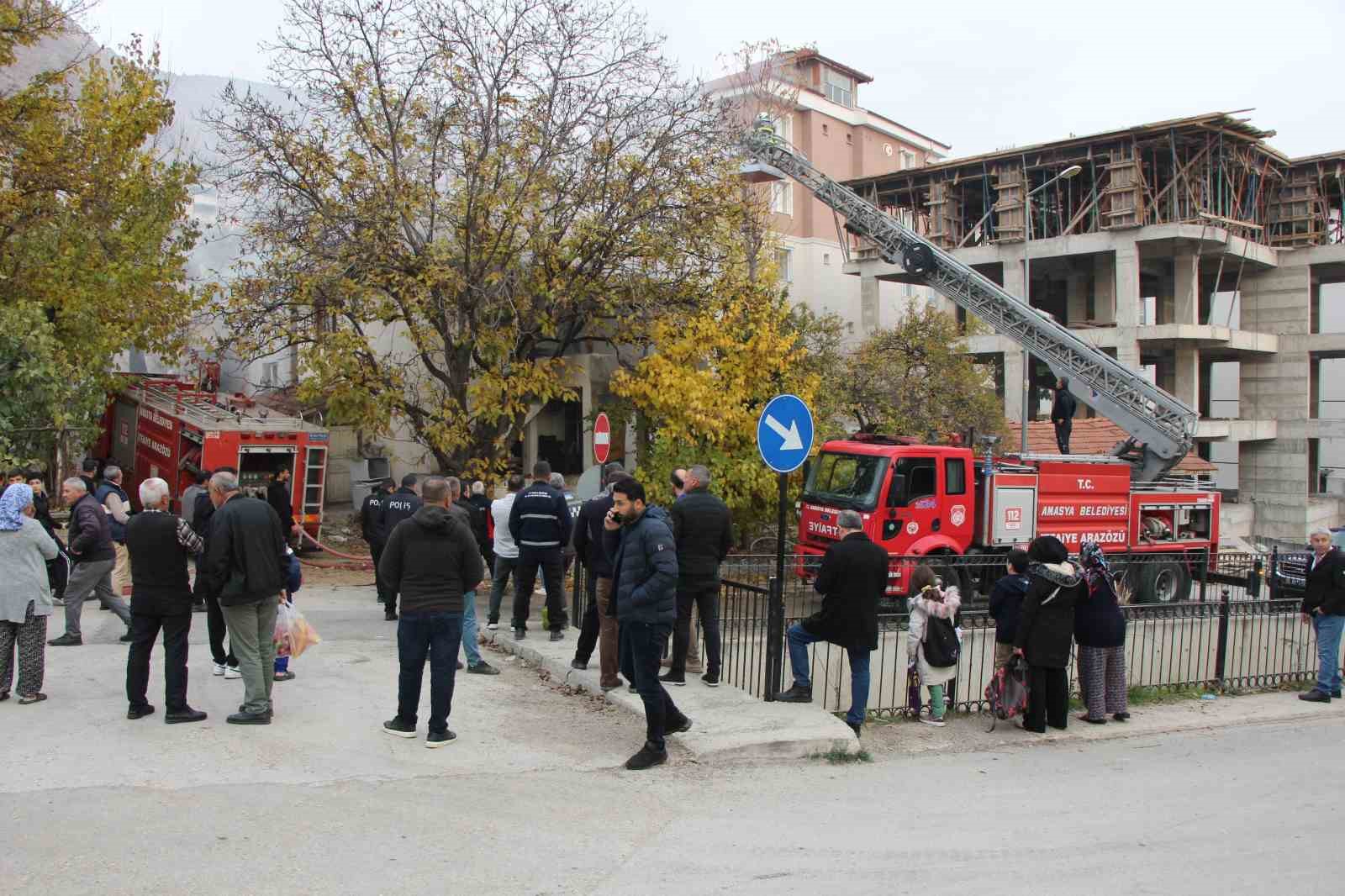 amasyada-iki-katli-evde-yangin-yasli-kadin-yangini-aglayarak-izledi