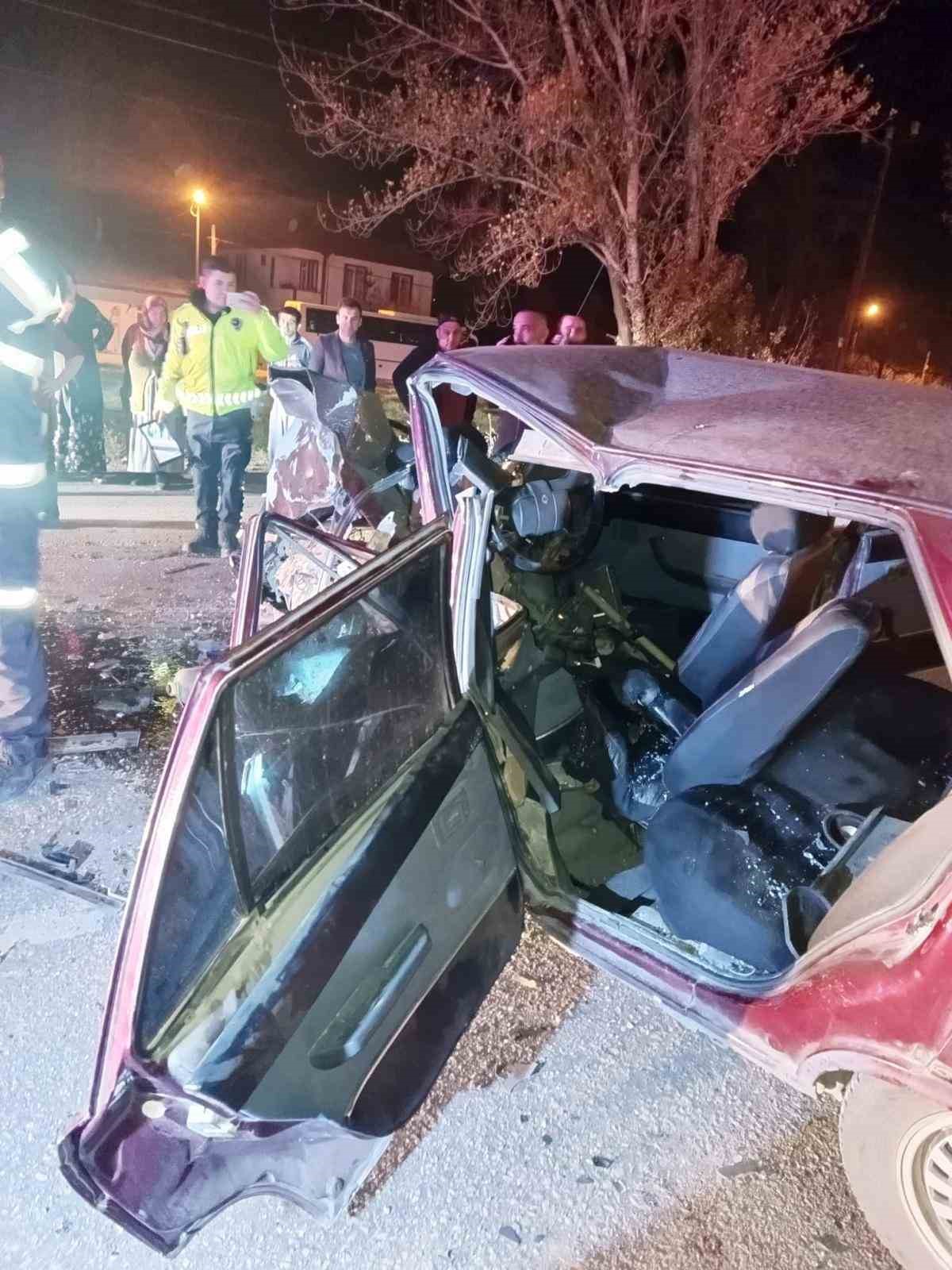 amasyada-iki-otomobil-kafa-kafaya-carpisti-4-yarali