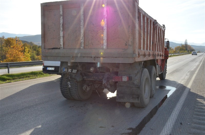 amasyada-otomobil-ile-kamyon-carpisti-3-yarali