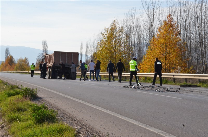 amasyada-otomobil-ile-kamyon-carpisti-3-yarali