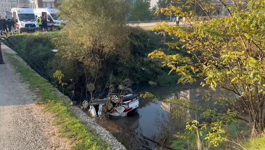 amasyada-otomobil-kopruden-tersakan-cayina-uctu-2-kiz-cocugunu-vatandaslar-kurtardi