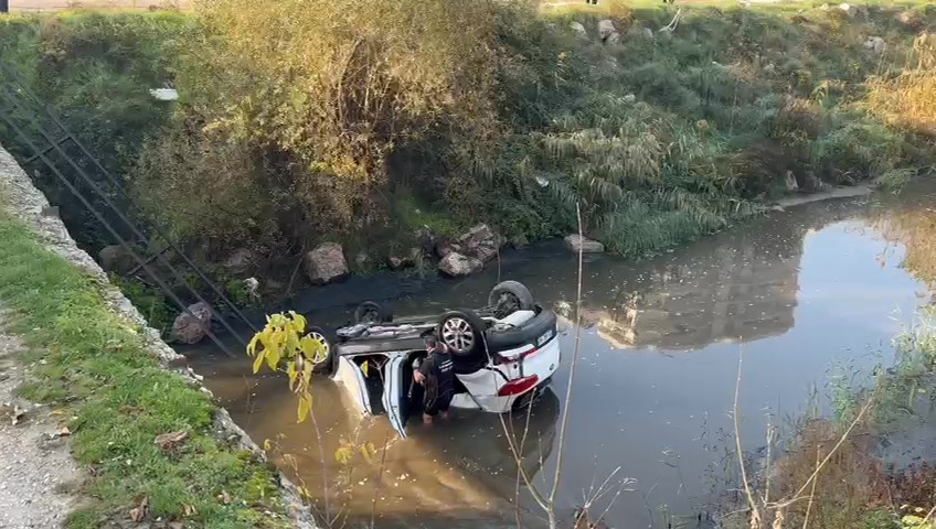 amasyada-otomobil-kopruden-tersakan-cayina-uctu-2-kiz-cocugunu-vatandaslar-kurtardi