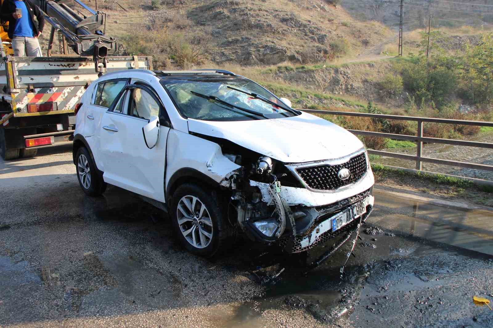 amasyada-otomobil-kopruden-tersakan-cayina-uctu-2-kiz-cocugunu-vatandaslar-kurtardi