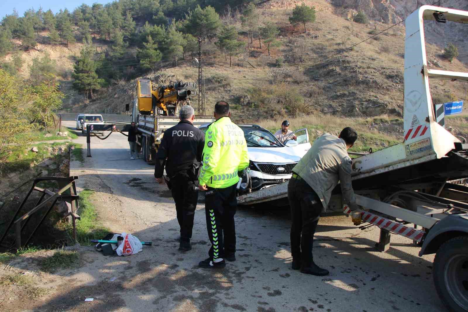 amasyada-otomobil-kopruden-tersakan-cayina-uctu-2-kiz-cocugunu-vatandaslar-kurtardi