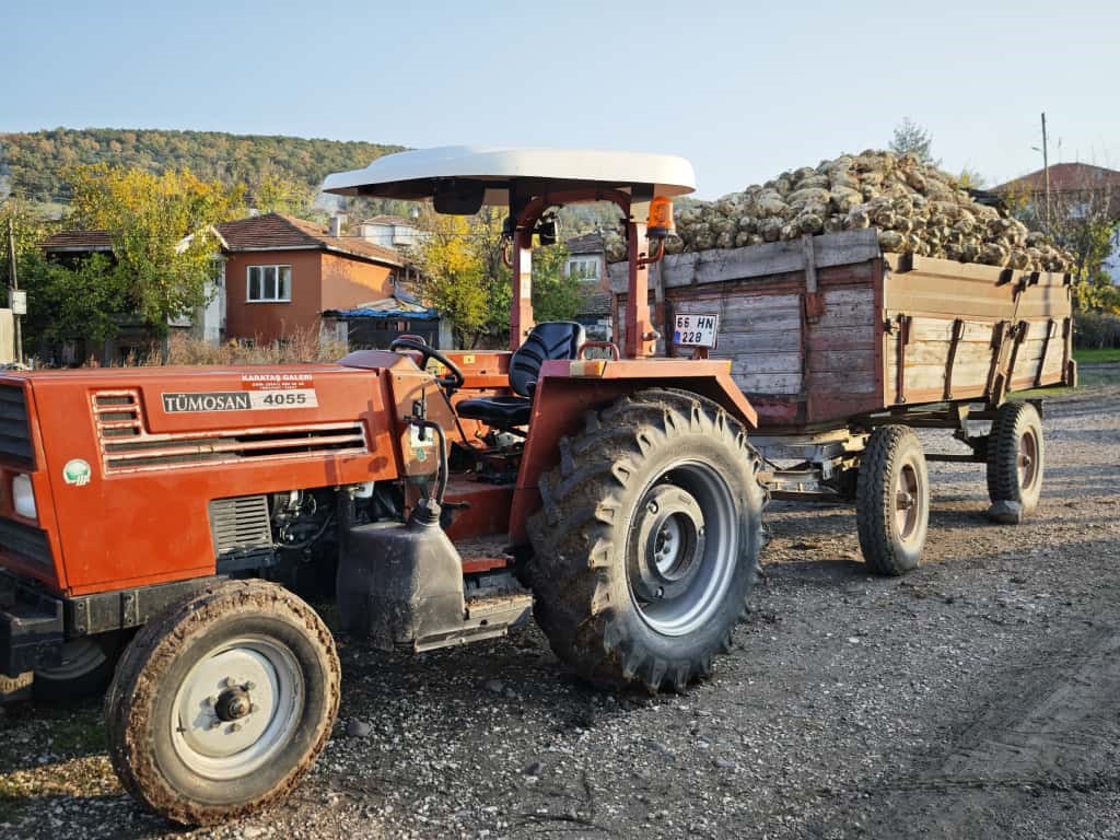 amasyada-pancar-yuklu-traktor-romorku-devrildi-kaza-ani-kamerada