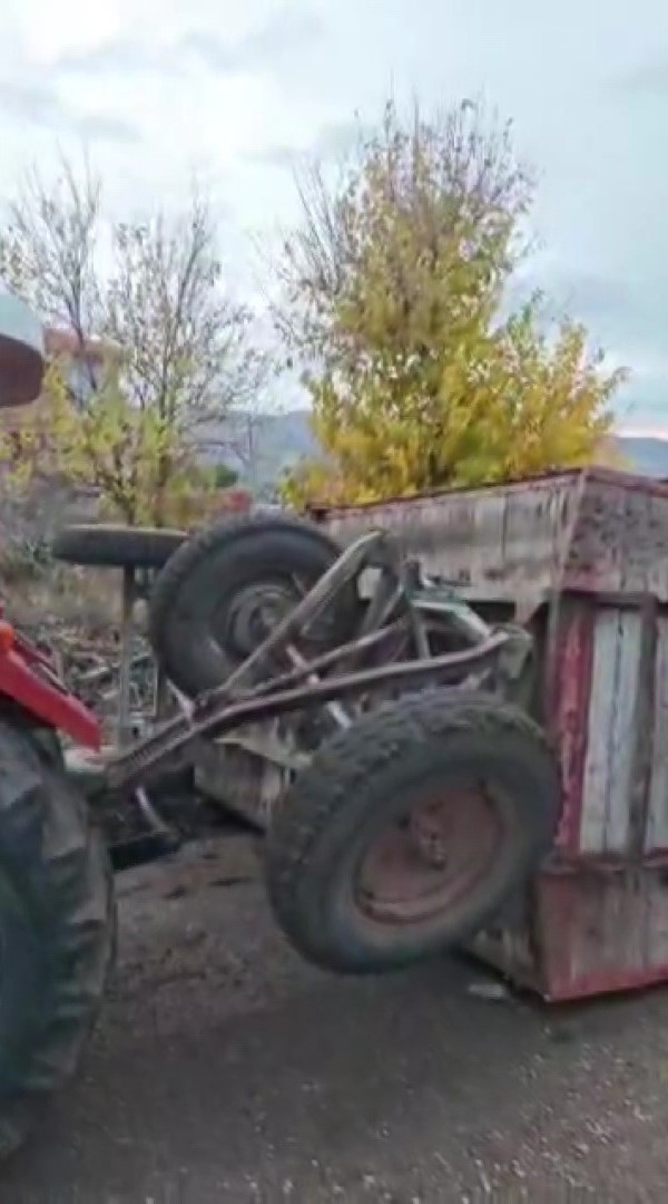 amasyada-pancar-yuklu-traktor-romorku-devrildi-kaza-ani-kamerada